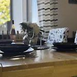 With 1 Bedroom Tossens