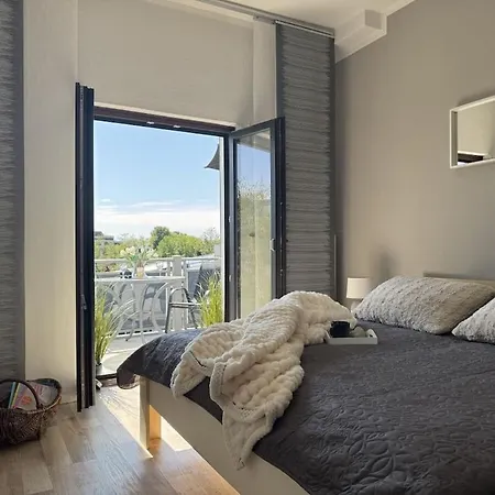 With 1 Bedroom Tossens